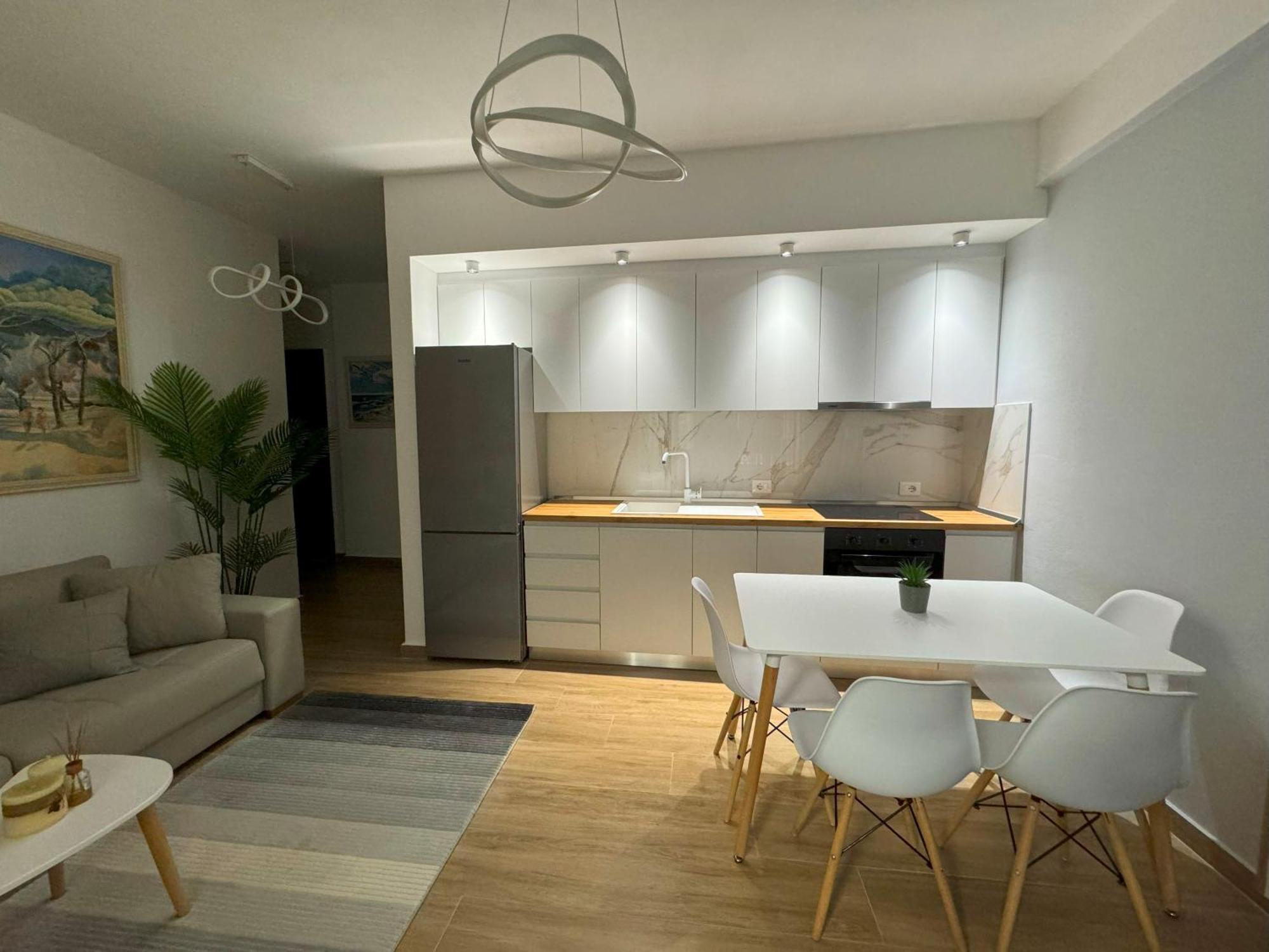 Apartamento 2min Walk From Sea Lungomare Jovi Vlorë
